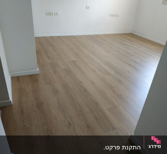 רצפת פרקט עץ בהירה בחדר ריק